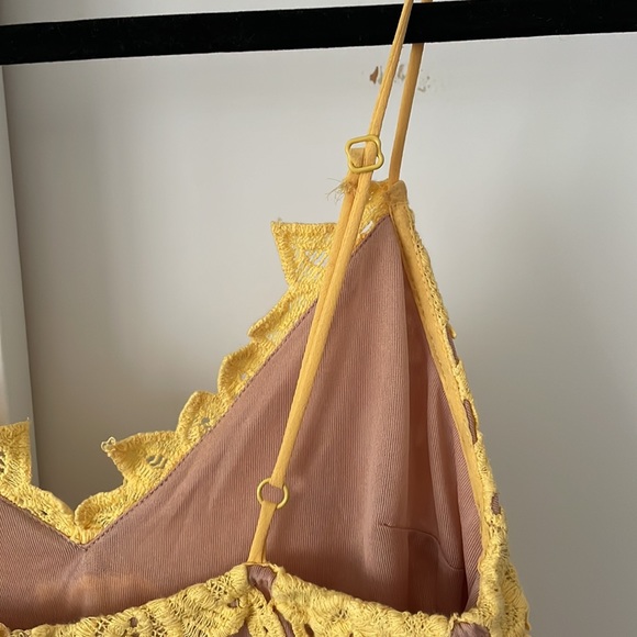 Yellow lace H&M midi dress. Size 4 - Picture 5 of 7